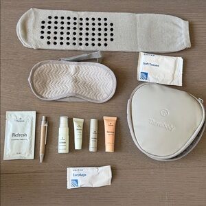 Therabody - United Airlines Cosmetic Case Travel Essentials Bundle